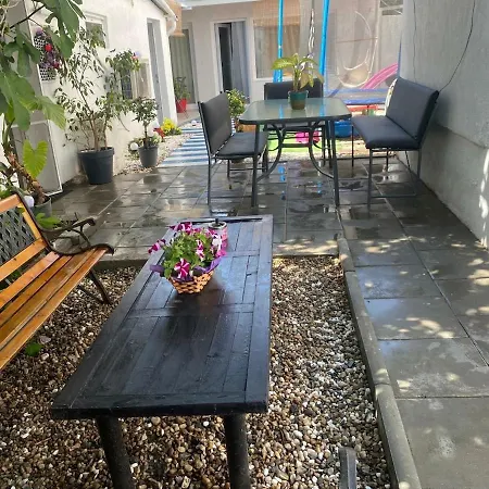 Baby Friendly 3-bedrooms By The Sea Дом отдыха Констанца